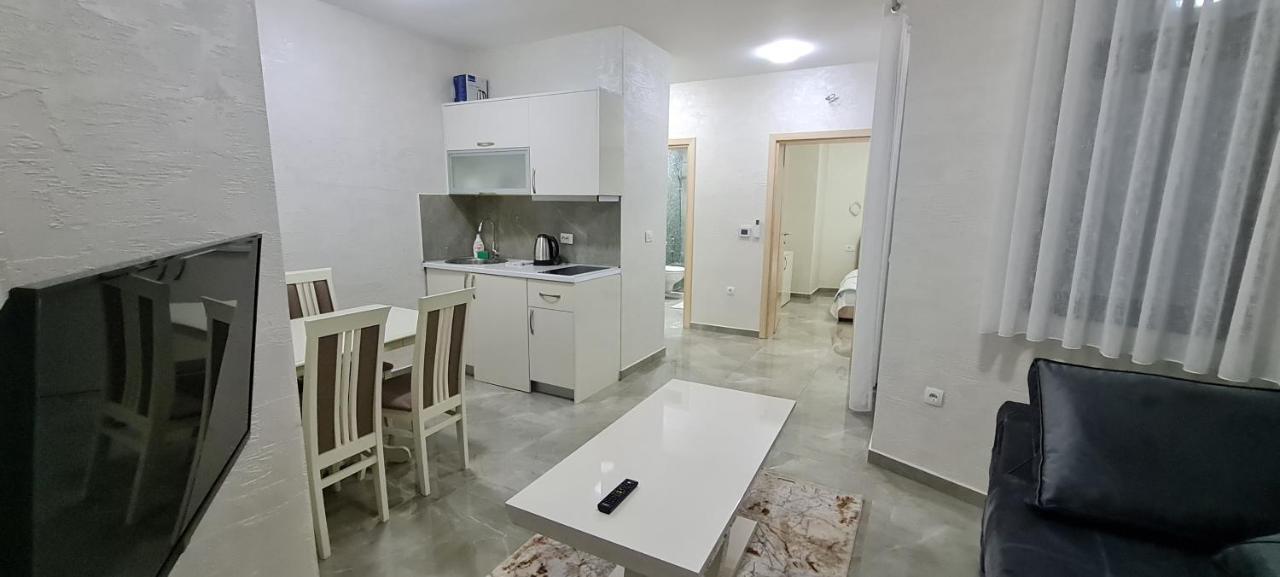 Kaom Lux Apartment Добра вода Екстериор снимка